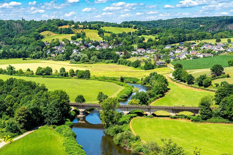 The River Sieg, between Oberauel and Blankenberg, near Hennef, bridge over the Sieg, for cyclists and railways, S-Bahn and regional railway line between Au (Sieg) and Aachen, North Rhine-Westphalia, Germany, Europe