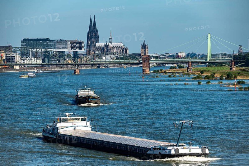 Crane houses, at the customs harbour, Cologne-South, residential and office high-rise buildings, cargo ships, Cologne Cathedral, railway bridge south bridge, Catholic church Groß St. Martin, Severinsbrücke, Cologne, North Rhine-Westphalia, Germany, Europe