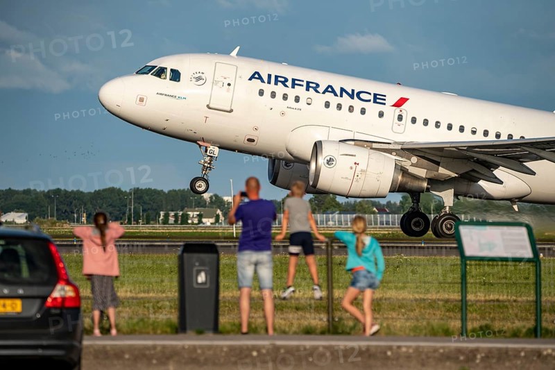 Amsterdam Shiphol Airport, Polderbaan, one of 6 runways, spotter area, see aeroplanes up close, F-GUGL, Air France Airbus A318-100Schiphol
