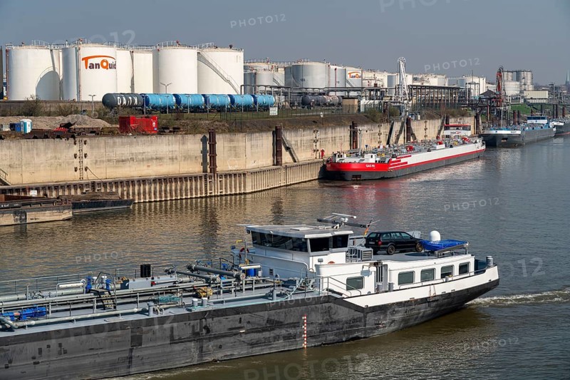 Duisport, Ruhrort harbour, oil island, TanQuid tank farm, for mineral oil products, chemical products, petrochemical products, liquefied gas, cargo ships, tanker, Duisburg, North Rhine-Westphalia, Germany, Europe