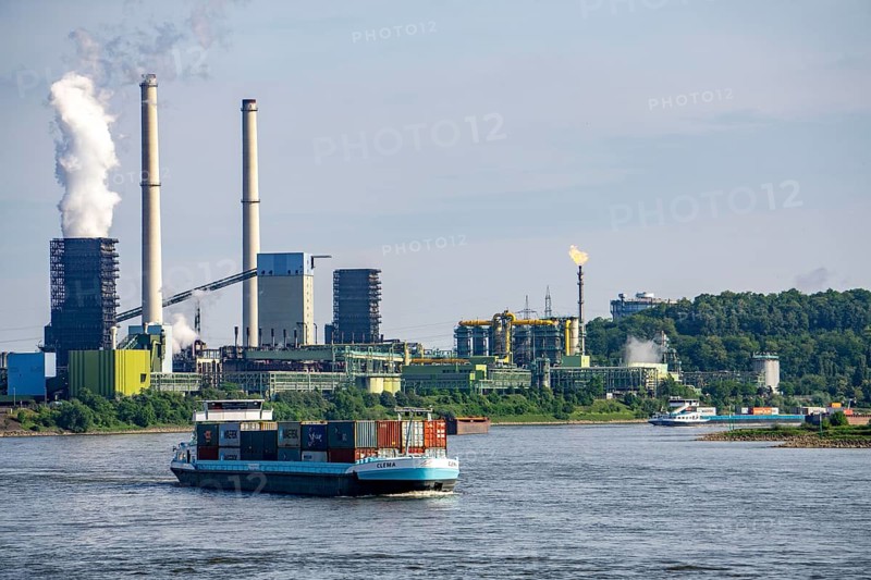 Alsumer Berg, rubble mountain, viewpoint, right, ThyssenKrupp steelworks in Duisburg-Marxloh, Schwelgern coking plant, chimney of the sintering plant, container cargo ship on the Rhine, Duisburg, North Rhine-Westphalia, Germany, Europe