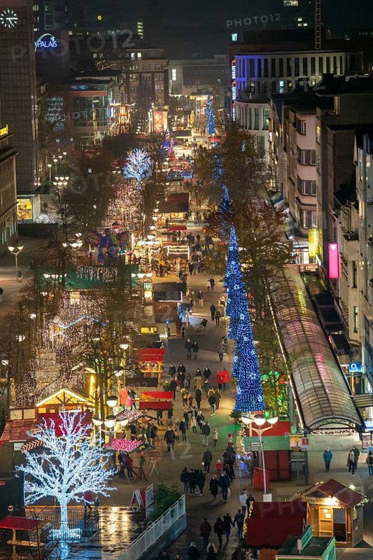 Christmas market in the city centre, Königstraße, during the fourth Corona wave, 2G regulation, pedestrian zone, in Duisburg, North Rhine-Westphalia, Germany, Europe