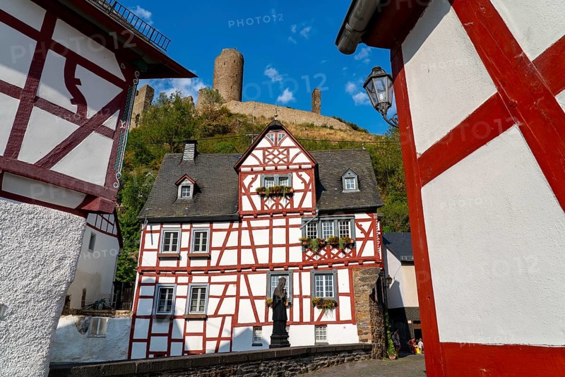 Monreal, idyllic half-timbered village in the Elz valley, ruins of the Löwenburg castle, in the district of Mayen-Koblenz, in Rhineland-Palatinate, Germany, Europe