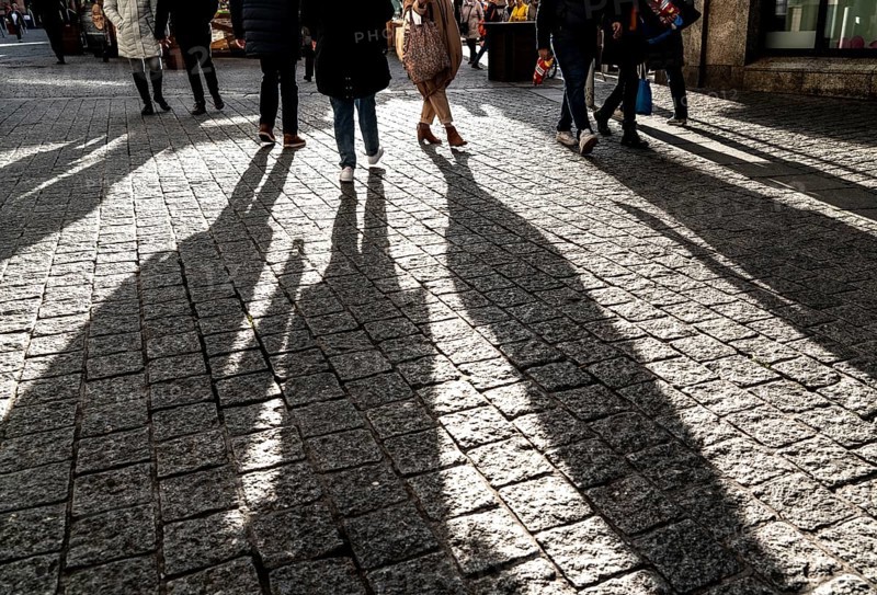 Pedestrians in a pedestrian zone, winter, long shadows, Dortmund, North Rhine-Westphalia, Germany, Europe
