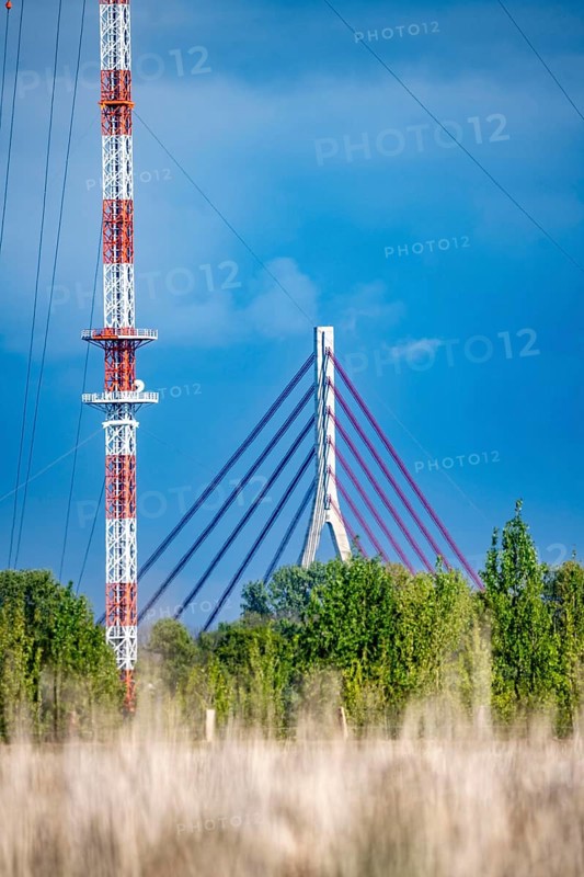 Niederrheinbrücke Wesel, bridge pier, B58, cable-stayed bridge, the Wesel transmitter, 320 metre high, guyed steel lattice mast in Wesel-Büderich, erected, transmitter for the transmission of FM, digital radio (DAB) and television programmes (DVB-T), the Wesel transmitter is the highest structure in North Rhine-Westphalia, North Rhine-Westphalia, Germany, Europe