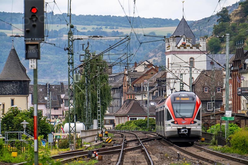 Upper Middle Rhine Valley, railway line on the right bank of the Rhine, regional train, goods train line, up to 400 freight trains run here within 24 hours, on both sides, through the Rhine Valley, directly through villages and close to buildings, near Kaub, Rhineland-Palatinate, Germany, Europe