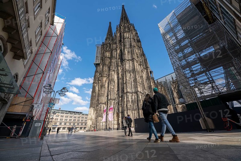 Effects of the coronavirus crisis, empty square in front of Cologne Cathedral, Domplatte, Cologne, Germany, Europe