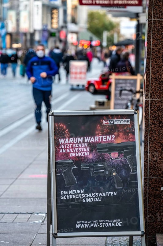 Offer of a gun shop, for alarm weapons, for New Year's Eve fireworks, free weapons, Westenhellweg, Dortmund, North Rhine-Westphalia, Germany, Europe