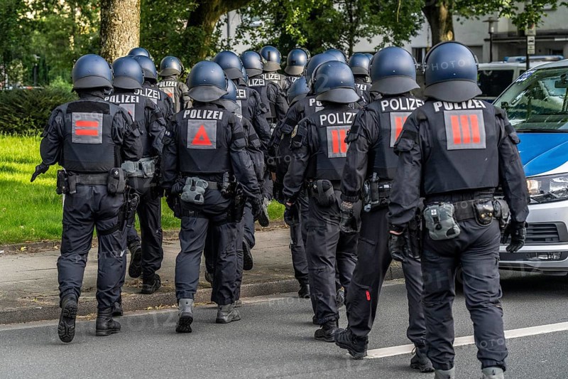 Police officers, police task force, on duty at the demonstration against the AFD party conference in Essen, North Rhine-Westphalia, Germany, Europe