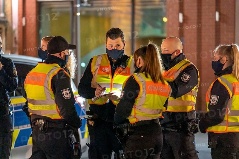 Cooperation with the public order office and the police, checking whether the Corona rules are being observed, briefing, compulsory masks, group meeting, Südstadt, Chlodwig Platz in Cologne, North Rhine-Westphalia, Germany, Europe