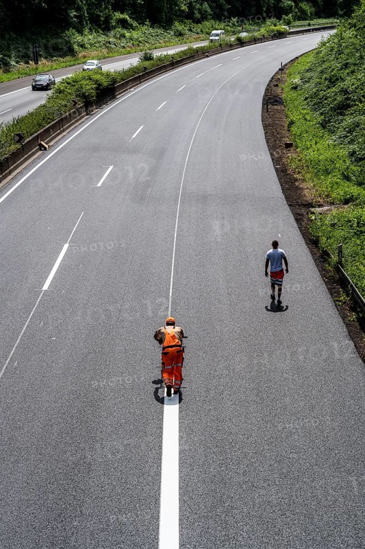Marking work after the renewal of the road surface on the A40 motorway between the Kaiserberg junction and Mülheim-Heißen, in the direction of Essen, over a length of 7.6 kilometres, with whisper asphalt, so-called open-pored asphalt, 10-day closure of the motorway, North Rhine-Westphalia, Germany, Europe