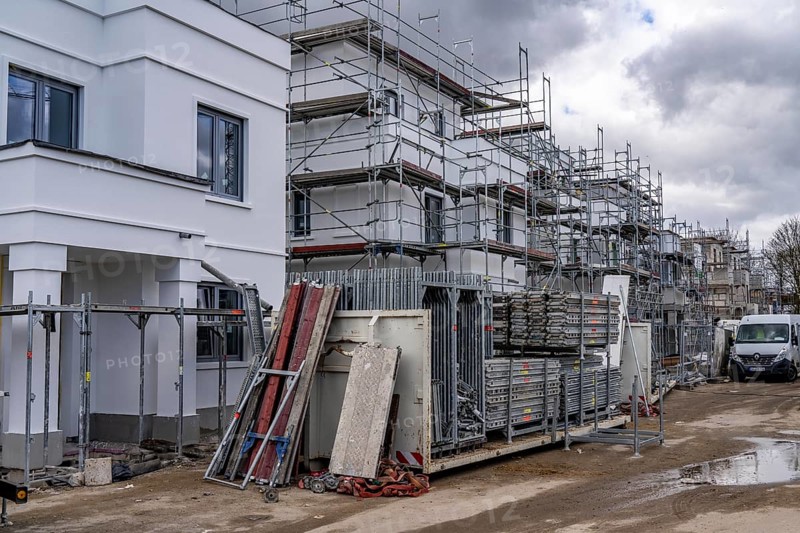 New development district, around 140 detached and semi-detached villas being built in the south of Duisburg, various property developers, shells, construction work, North Rhine-Westphalia, Germany, Europe