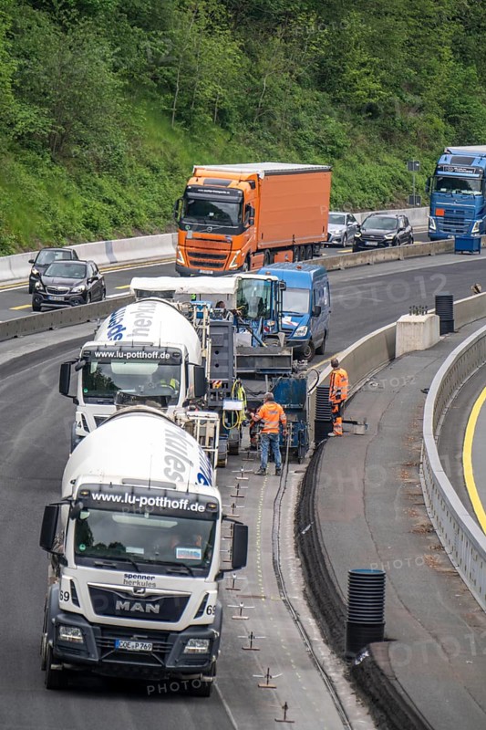 Motorway construction site on the A52 in Essen, basic renovation of the two carriageways in both directions, over 8 years, here the construction of concrete crash barriers between the carriageways, using the so-called sliding construction method, around 500 metres of concrete crash barrier, crash barrier is built per day, North Rhine-Westphalia, Essen