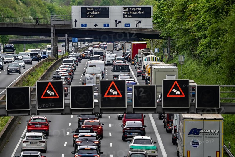 The A3 motorway, heavy traffic on 8 lanes, including the temporarily open hard shoulder, in front of the Hilden motorway junction, looking south, near Erkrath, traffic jam after accident, information board showing delays, North Rhine-Westphalia, Germany, Europe