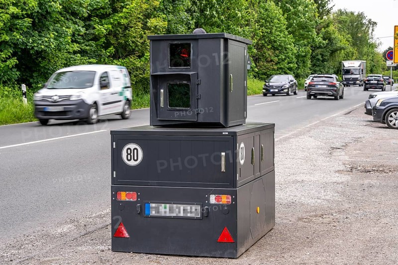Semi-stationary speed camera on the B227, Hattinger Straße, used by the city of Gelsenkirchen, model TraffiStar S350 from Jenoptik, the device is temporary, self-sufficient for up to a week, at various measuring points, can measure and flash in 2 directions, laser measurement technology, data is sent to the city via mobile radio, is installed on a protected trailer, popularly known as an armoured speed camera, here a 50 km/h zone, North Rhine-Westphalia, Germany, Europe