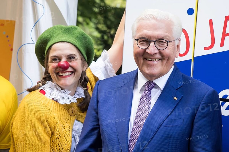 Frank-Walter Steinmeier (President of the Federal Republic of Germany) at the stand of Dachverband Clowns in Medizin & Pflege Deutschland at the Federal President's Citizens' Festival in Bellevue Palace Gardens, Berlin, 14/09/2024