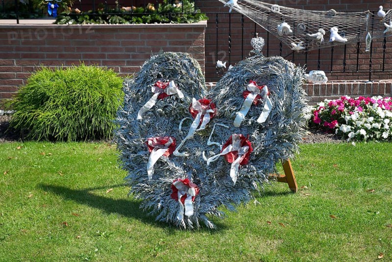 Europe, Germany, Silver wedding anniversary, Anniversary, 25 years, Jewellery heart in the front garden, Europe