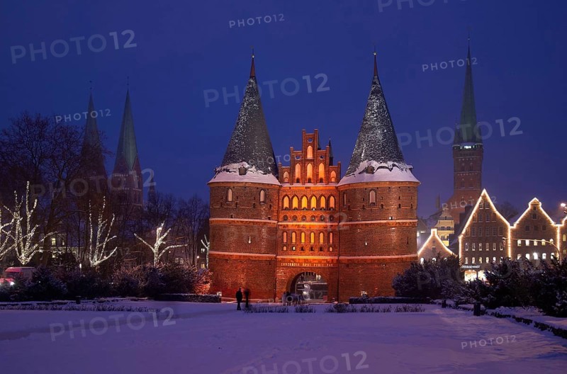 Europe, Germany, Schleswig-Holstein, Lübeck, Holstentor in winter at Christmas, Hamburg, Hamburg, Federal Republic of Germany, Europe