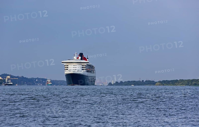 Europe, Germany, Hamburg, Elbe, Passenger ship Queen Mary 2 leaves Hamburg, Evening light, Hamburg, Hamburg, Federal Republic of Germany, Europe