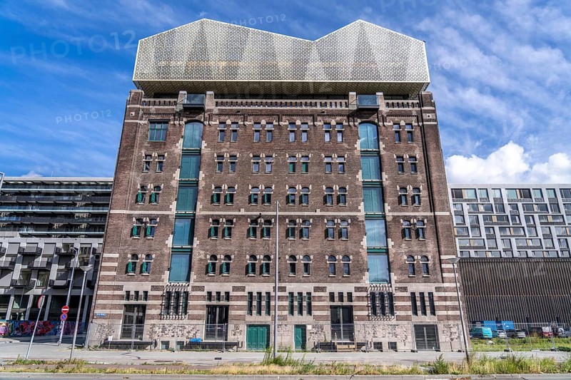 The Pakhuis Santos op Katendrecht from 1902, historic warehouse in the Rijnhaven harbour, has been restored and will house the Nederlands Fotomuseum from 2025, with a new roof, Rotterdam, Netherlands