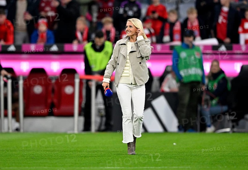 SKY TV expert Julia Simic with microphone, microphone, logo, on the way to the interview, smiling, Allianz Arena, Munich, Bavaria, Germany, Europe