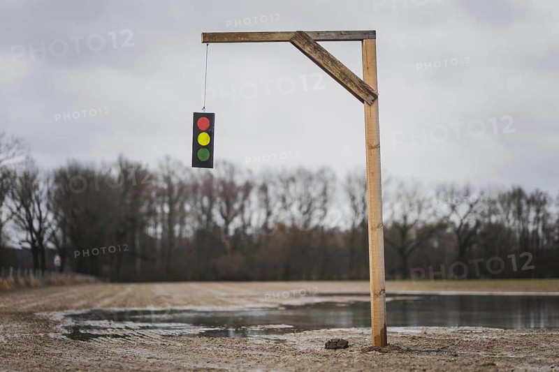 A gallows with a symbolic traffic light stands in a field near Gablenz, 14 Jan. 2024. As part of the farmers' protests, many farmers are calling for an end to the traffic light coalition between the FDP, SPD and the Greens