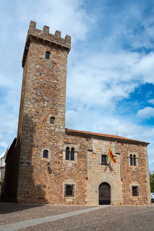 High stone tower with Spanish flag, Torre de las Cigüeñas, Tower of the Storks, Plaza San Pablo, Old Town, Cáceres, Caceres, Extremadura, Spain, Europe