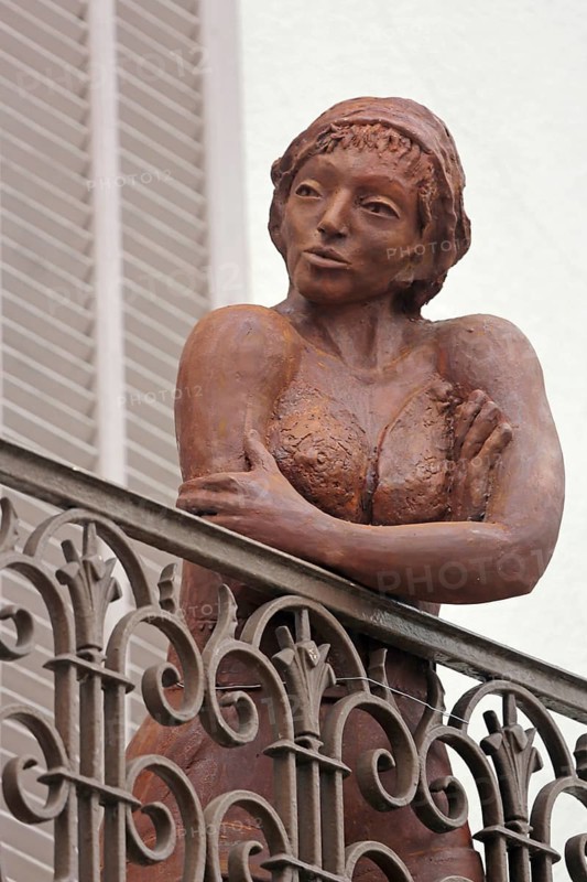 Sculpture by Nicole Brousse, brown woman on balcony railing, brown, standing, balcony railing, metal railing, decoration, L'Isle-sur-la-Sorgue, Vaucluse, Provence, France, Europe