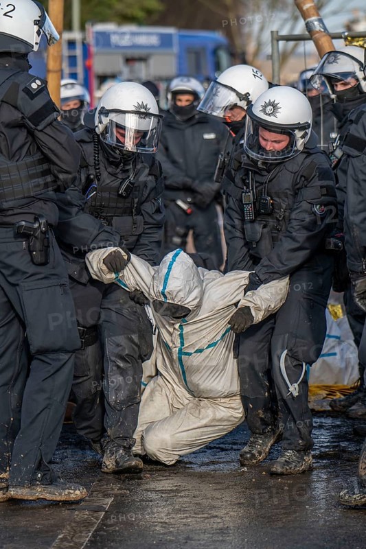 Beginning of the eviction of the Lützerath hamlet, camp of climate activists and squatters, at the Garzweiler 2 opencast lignite mine, by the police, Erkelenz, North Rhine-Westphalia, Germany, Europe