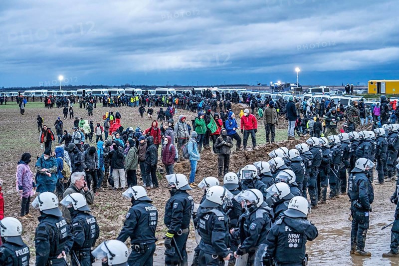 Violent clashes between thousands of demonstrators and the police, after a demonstration against the demolition of the brown coal village of Lützerath, the demonstration participants try to get to the rest of the village, Lützerah, and storm it, the police prevent this with a large contingent of forces, Erkelenz, North Rhine-Westphalia, Germany, Europe