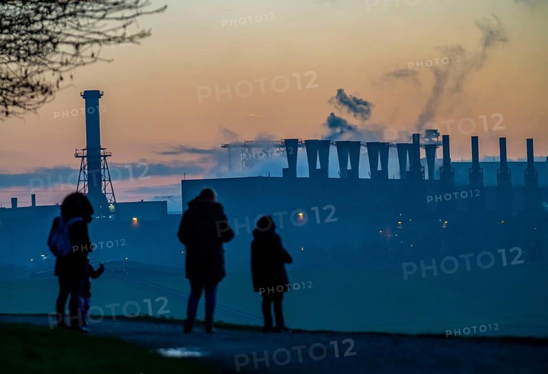 Rhine at Duisburg-Bruckhausen, steelworks Thyssenkrupp Steel, walkers on the Rhine dyke, winter, Duisburg, North Rhine-Westphalia, Germany, Europe