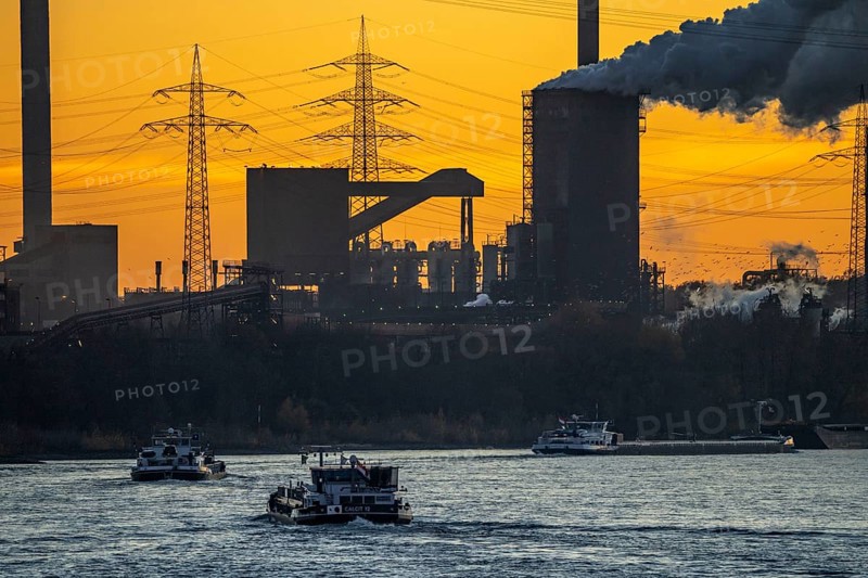 Sunset, cargo ships on the Rhine, steelworks, Hüttenwerke Krupp Mannesmann, discharge cloud of the coking plant, Duisburg, North Rhine-Westphalia, Germany, Europe