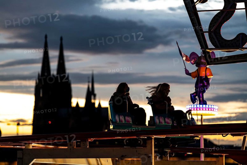 Happy Colonia funfair, Corona-compliant funfair at the Deutzer Werft, on the Rhine, Cologne Cathedral, Abendrot, Wild Mouse roller coaster, a temporary amusement park of the Cologne Showmen's Association, under Corona conditions, with entrance fee and admission only with the 3-G conditions, distances, one-way street, Cologne, North Rhine-Westphalia, Germany, Europe