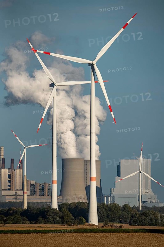 Lignite-fired power plant, RWE Power AG Seurat power plant, wind power plants, 2 units were shut down in 2020/21 and restarted in June 22 to replace gas-fired power plants in the 2022 energy crisis, Bergheim, North Rhine-Westphalia, Germany, Europe