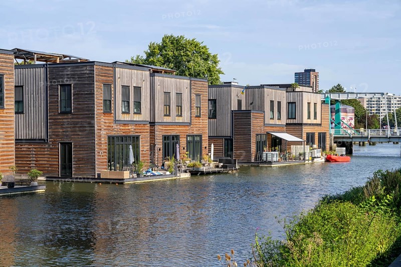 18 Floating residential buildings Havenlofts Nassauhaven, energy-neutral, solar cells, heat from biomass, timber construction, own wastewater treatment, floating residential street, pilot project tidal park, in the Feijenoord district, Rotterdam, Netherlands