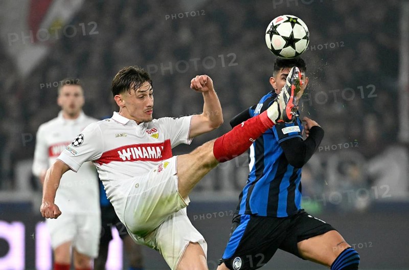 Duel, action Anthony Rouault VfB Stuttgart (29) against Raoul Bellanova Atalanta BC Bergamo (16) Champions League, MHPArena, MHP Arena Stuttgart, Baden-Württemberg, Germany, Europe