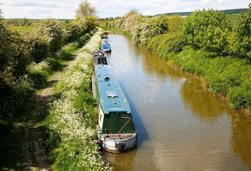 Kennet and Avon canal stretch between All Cannings and Alton Barnes, Vale of Pewsey, Wiltshire, England, United Kingdom, Europe