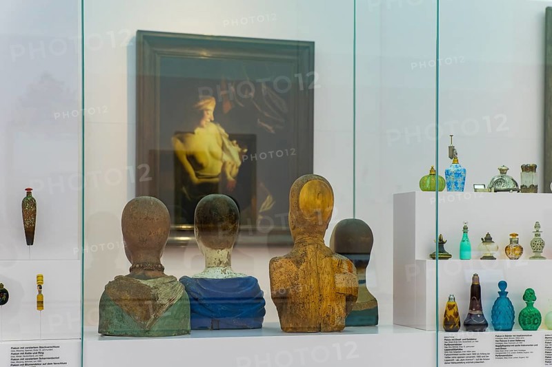 Founded in 1912, the Deutsches Hygiene-Museum is a museum in Dresden. It sees itself as a public forum for science, culture and society. Exhibits on body care and cosmetics. Flacons, wig carrier heads, in the background the painting Flea Search