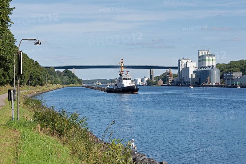 Tugboat, Holtenau Bridges, Kiel Canal, Holtenau, Kiel, Schleswig-Holstein, Germany, Europe