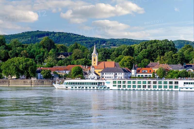 River cruise ship near Persenbeug on the Danube, Persenbeug, Mostviertel, Lower Austria, Austria, Europe