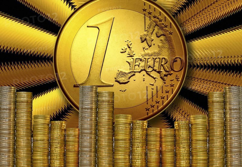 Symbolic image, euro, euro exchange rate, euro upswing, exchange rates, dollar parity, financial investment, soaring, deflation, consumer prices, purchasing, price development, purchasing power, export, raw materials and primary products in dollars, oil in dollars, Germany, Europe
