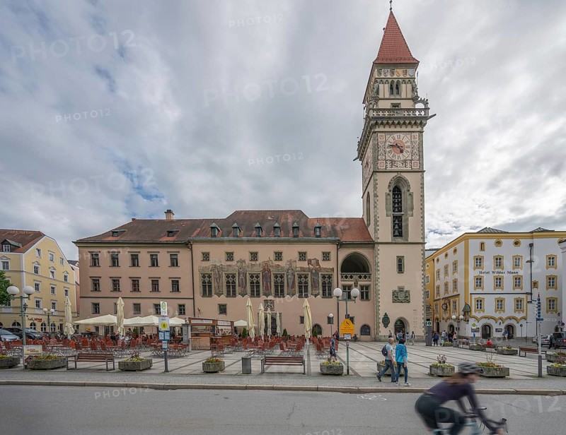 Old Town Hall with the facade frescoes from 1922, the frescoes show Emperor Ludwig the Bavarian and four flag bearers, Rathausplatz 1, Passau, Lower Bavaria, Bavaria, Germany, Europe