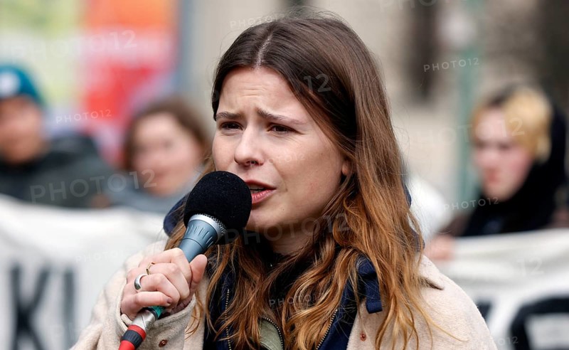 Luisa Neubauer speaks during a demonstration by Fridays for Future for compliance with climate targets and the resignation of Transport Minister Volker Wissing at the Federal Ministry of Transport, Berlin, 31 March 2023