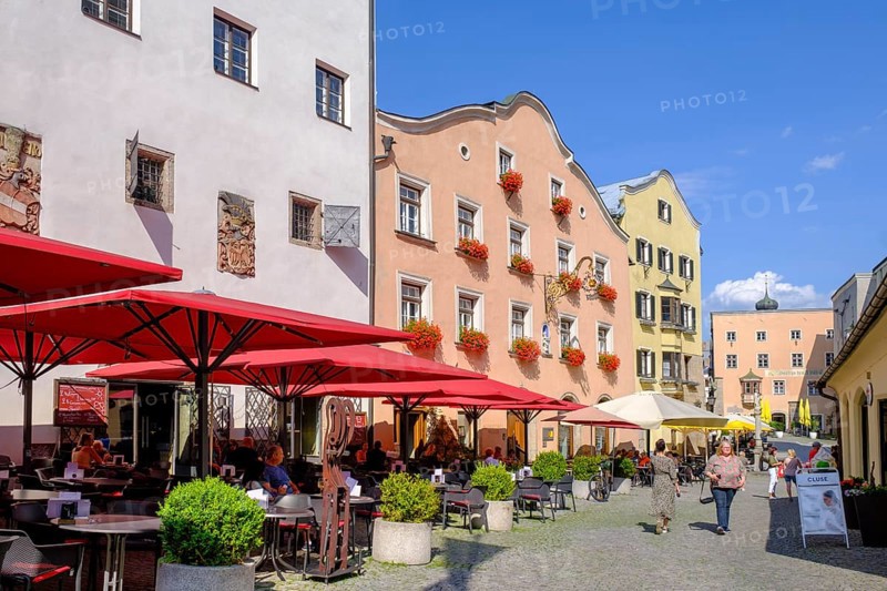 Market square with restaurants and traditional houses, Upper Town Square, Hall in Tyrol, Inntal, Tyrol, Austria, Europe