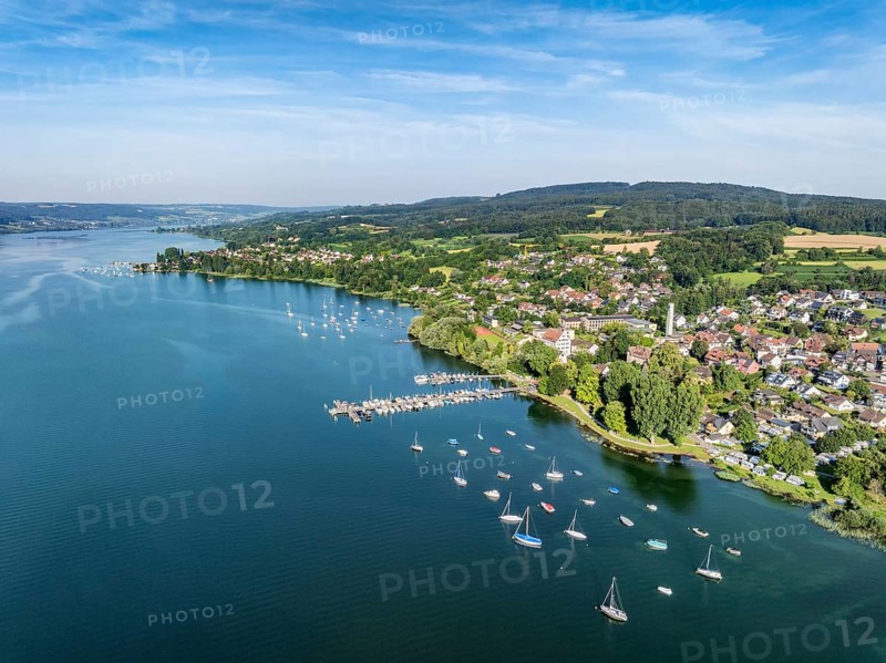Aerial view of the municipality of Gaienhofen on the south side of the Höri peninsula with the marina, jetty and Gaienhofen Castle, today a school campus and grammar school, behind it the neighbouring municipality of Hemmenhofen, Lake Constance, Constance district, Baden-Württemberg, Germany, Europe