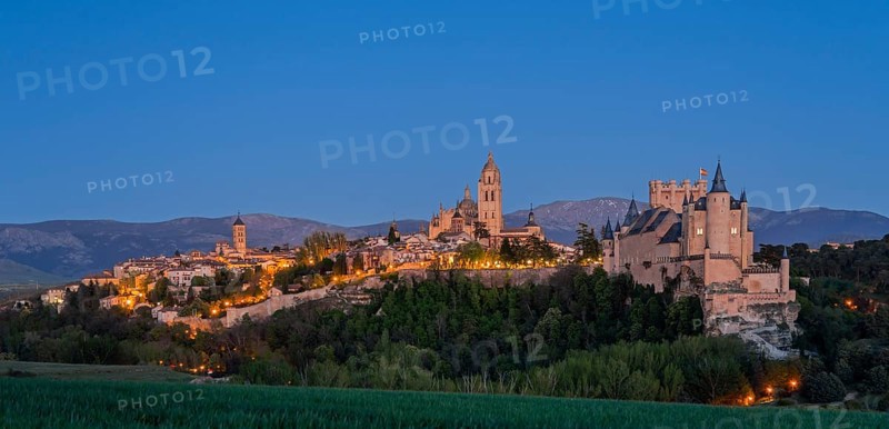 Night scene with an illuminated castle and city in front of dark mountains, a calm and peaceful atmosphere, Church, Iglesia San Esteban, Cathedral, Alcázar, Alcazar, Segovia, Castilla y León, Leon, Spain, Europe