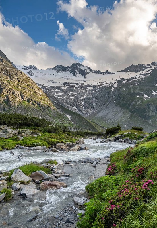 Mountain landscape with mountain stream Zemmbach, Berliner Hütte, behind mountain peak Steinmandl and Großer Möseler with glacier Waxeggkees, Berliner Höhenweg, Zillertal Alps, Tyrol, Austria, Europe