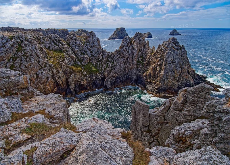 Formation of rugged rocks at Pointe de Penhir, a cape on the Crozon Peninsula, on the Atlantic coast of Brittany. Pointe de Pen Hir, Camaret-sur-Mer, Finistere, France, Europe