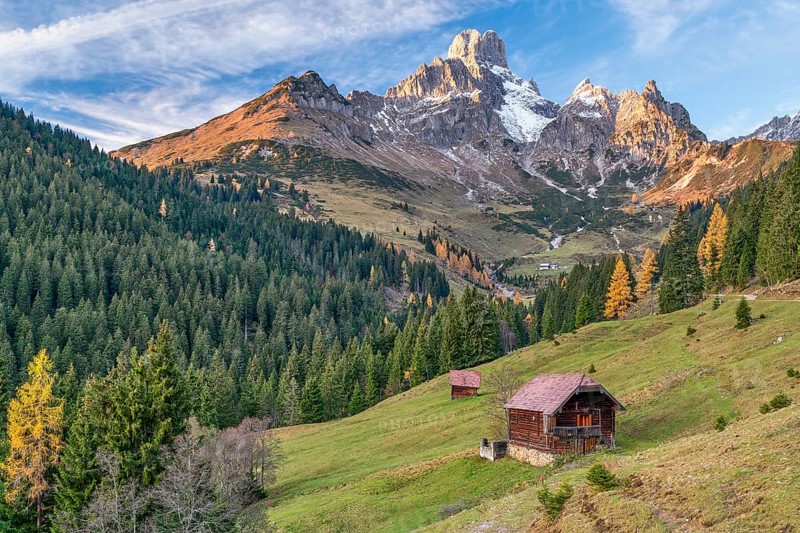 Aualm in front of the large Bischofsmütze, autumn, Gosaukamm, Dachstein mountains, Filzmoos, Pongau, Salzburg, Austria, Europe
