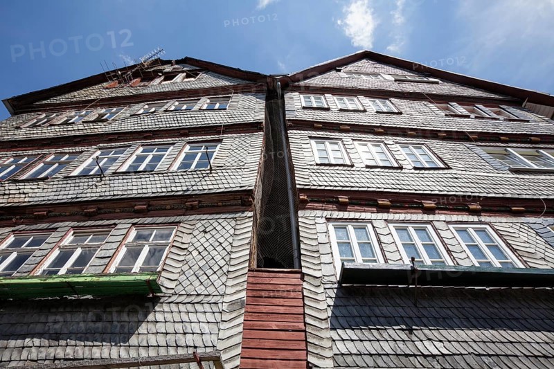 Restored and not yet restored houses, Kornmarkt grain market, historic old town of Herborn, Hesse, Germany, Europe, Restaurierte und noch nicht restaurierte Häuser, Kornmarkt, historische Altstadt von Herborn, Hessen, Deutschland, Europa, Europe
